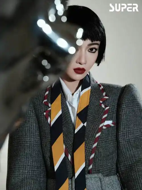 吴谨言super世界青年封面##吴谨言复古短发时尚大片