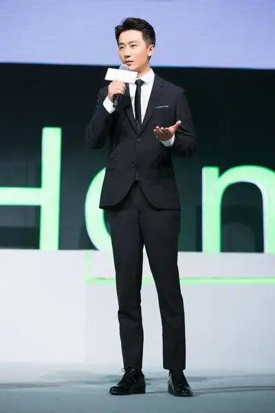 黄轩穿黑西装展霸道总裁气质 微笑暖化人心 - 星辰影院