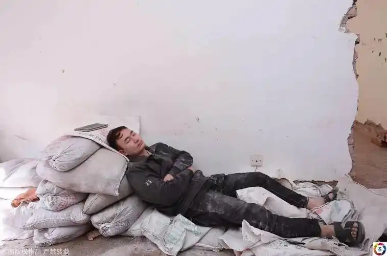 小伙直播孩子看病求助遭举报,无奈扛水泥包