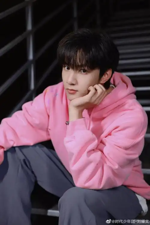 刘耀文户外四连拍#刘耀文在微博分享了户外四连拍,好帅气的文哥 !!