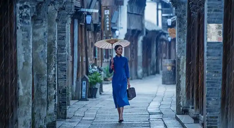 旗袍摄影『雨巷』 撑着油纸伞,独自彷徨在悠长,悠长,又寂寥的雨巷,我