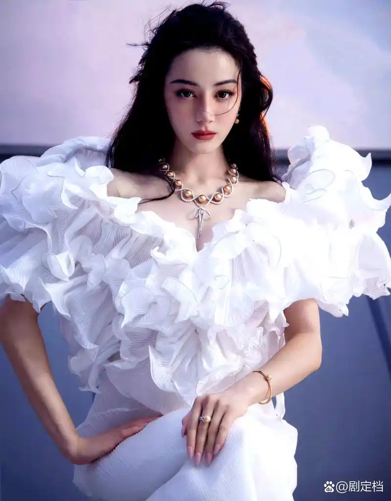 迪丽热巴最新杂志封面,神女降临,霞光璀璨,这么耀眼!