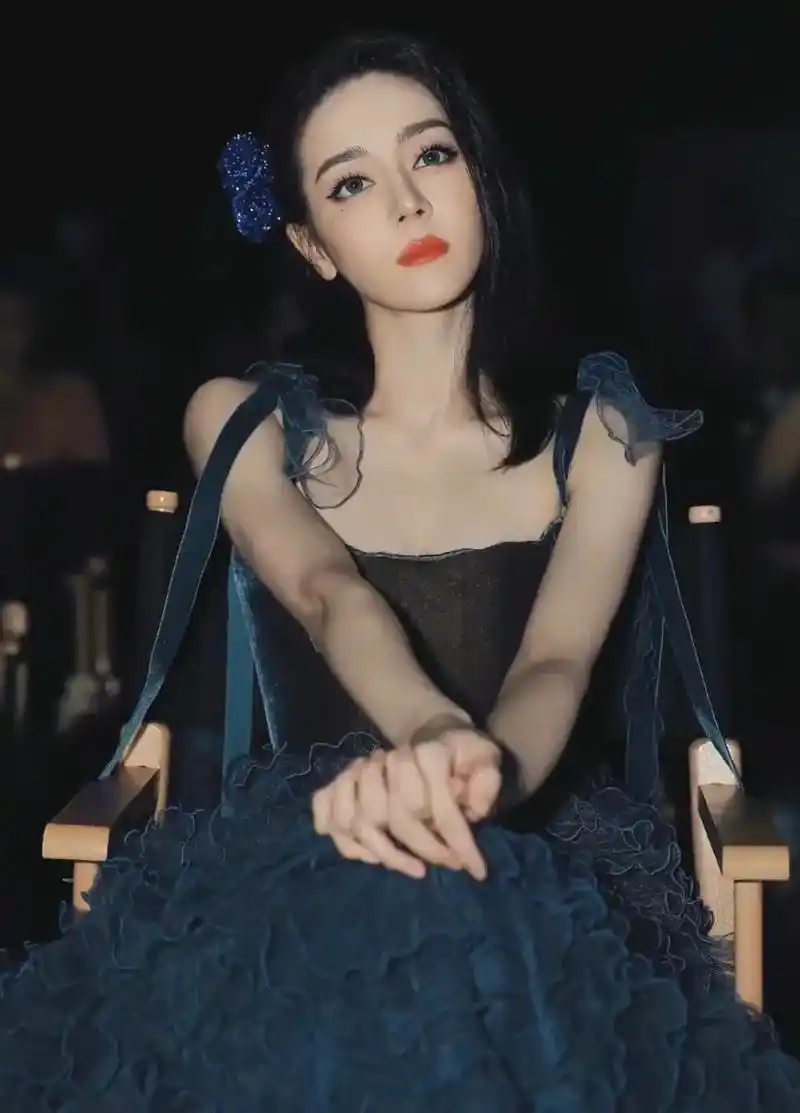 迪丽热巴 手持玫瑰的暗夜精灵迪迪～#gq人物盛典官宣 #高 - 抖音