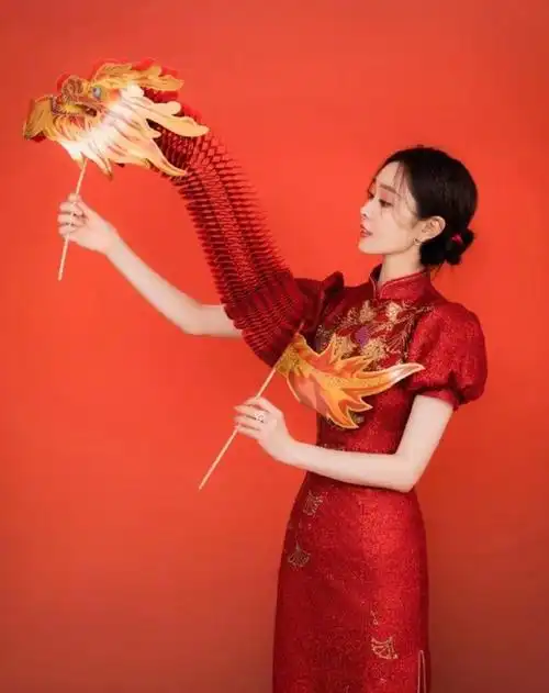 宋轶春晚旗袍造型太养眼!穿喜庆旗袍给网友拜年,笑容甜美气质好