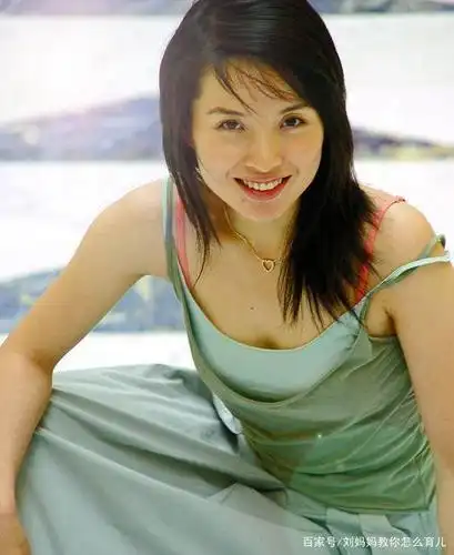 李佳中国内地演员,靳东的妻子,容颜依旧气质优雅!