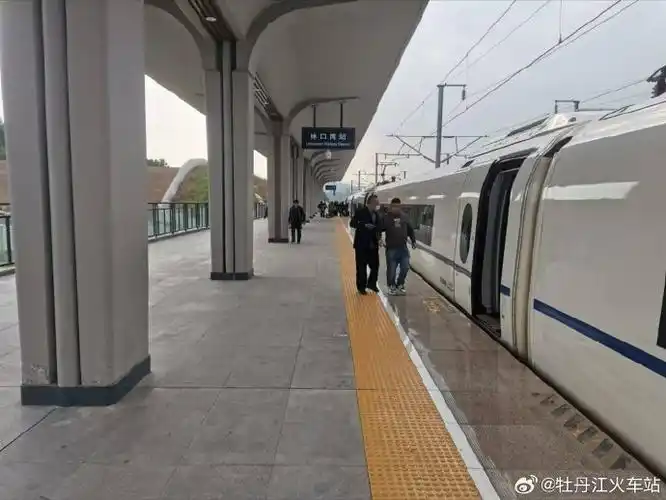 近日,@牡丹江火车站辖区内林口南站站台客运员在候车室内时发现有一名