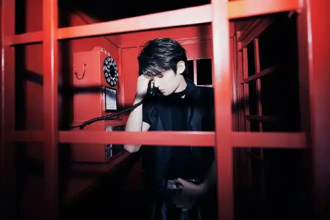黄明昊暗黑光影氛围感大片##黄明昊在电话亭里