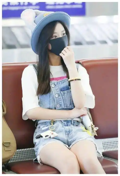 原创陈意涵真是101的富婆看她的裤子全是破碎的毛线很穷吧