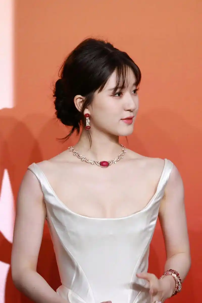 赵露思活动生图,露丝儿好白啊是真漂亮,造型师就不能帮着把内衣整理好