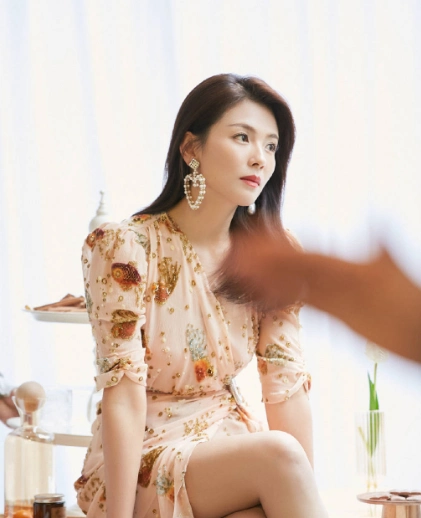 刘涛工作室晒刘涛写真大秀白皙美腿