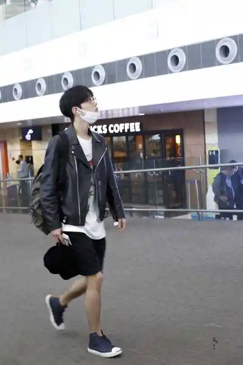 原创肖战穿李宁樱花系列满含着对武汉的祝福为那英花式打call