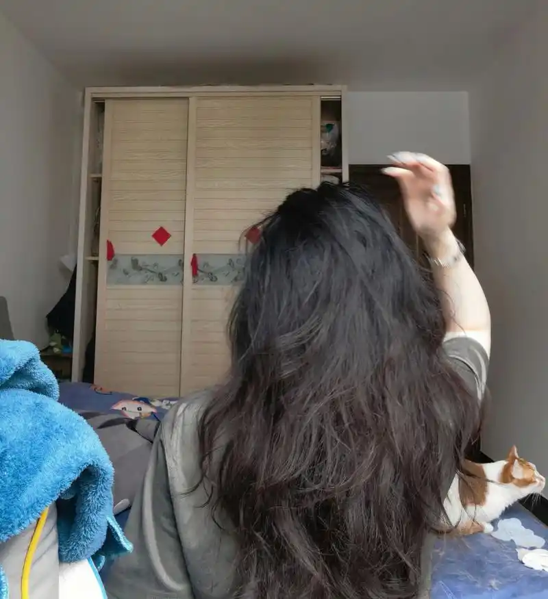 沙发发质的姐妹进    这是用茶枯粉洗头洗完睡了一觉的样子,图一图二