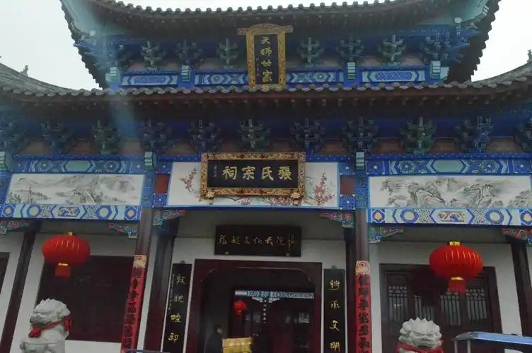 张氏宗祠前殿各地宗亲纷纷前来签到参加理事会副会长张德宜先生致开幕