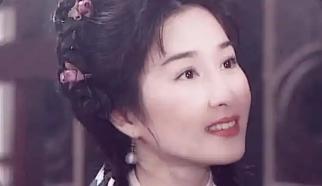 关咏荷年轻时的颜值,秒杀蔡少芬和张曼玉,张家辉赚大了