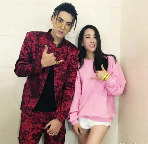 在《中国有嘻哈》总决赛后台,马苏还和制作人吴亦凡合影