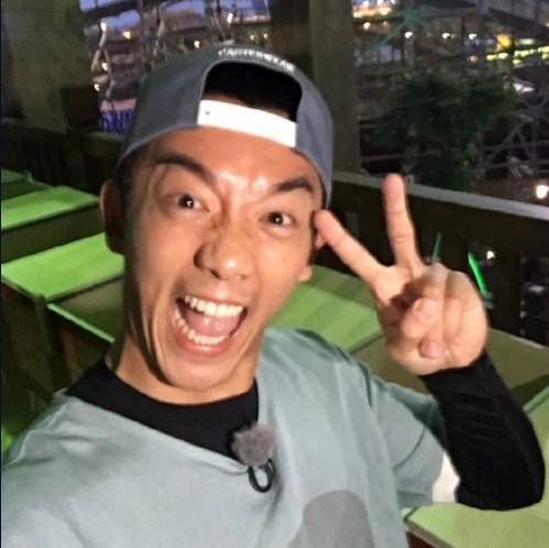 郑恺晒自拍呼吁网友多读书