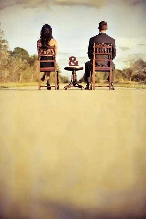 非常有意境. 两个人一起, 面对前面长路.