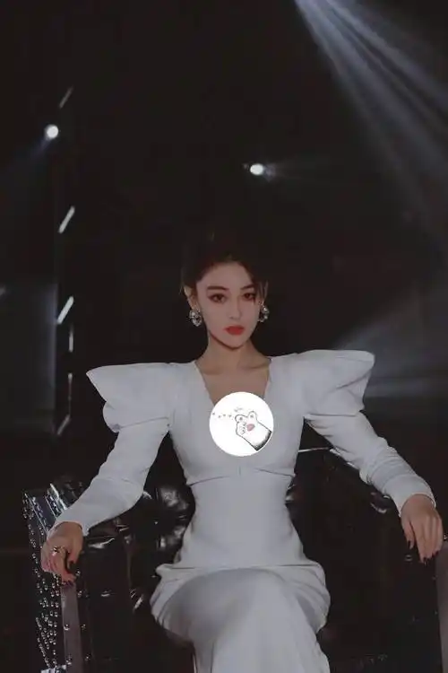 原创张馨予这次终于换对风格穿白色礼服久违时尚比长发美真嫁对了