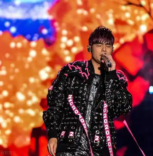 周杰伦在2012年的颁奖典礼上呼吁人们不要崇洋媚外,强调中文的重要性