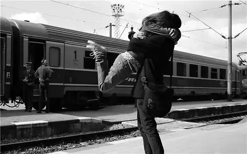 唯美情侣紧紧相拥图片