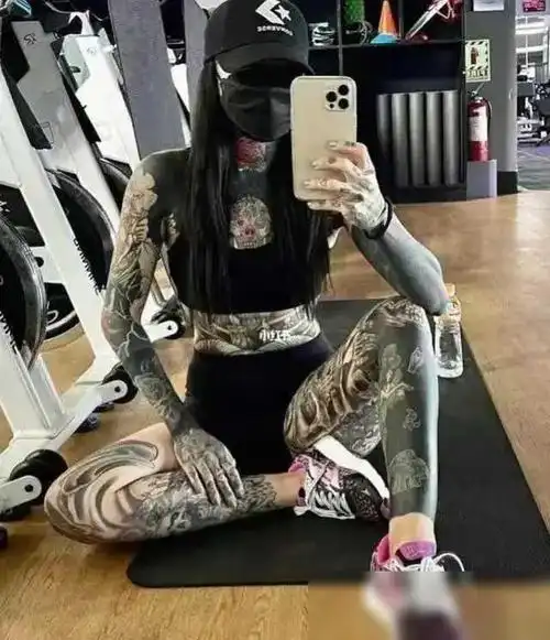 她再次振作起来,重新拥抱了自己的纹身,因为那是她独一无二的标志,是