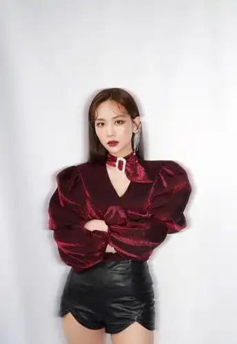 王霏霏时尚品味真好!果绿色毛衣搭短裤甜酷结合,彰显率性魅力