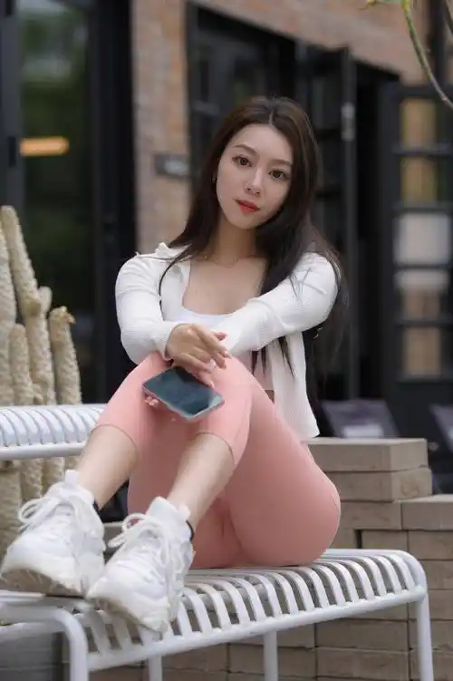 对身材好的美女来说,随便配条紧身裤就可以很惹眼