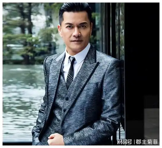 3位香港男星清明节回广东家乡祭祖的场面甄子丹像朴实农民大叔