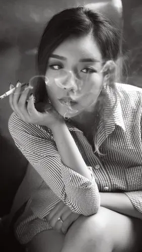 有抽烟女生的图片吗?当手机壁纸,高清的.