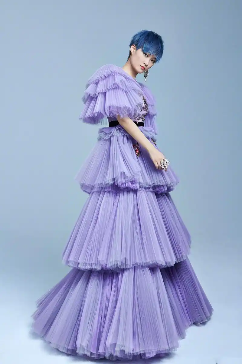 【李宇春虎袍蛋糕裙巡演造型】 李宇春演唱会与时尚跨界,造诣堪比时尚