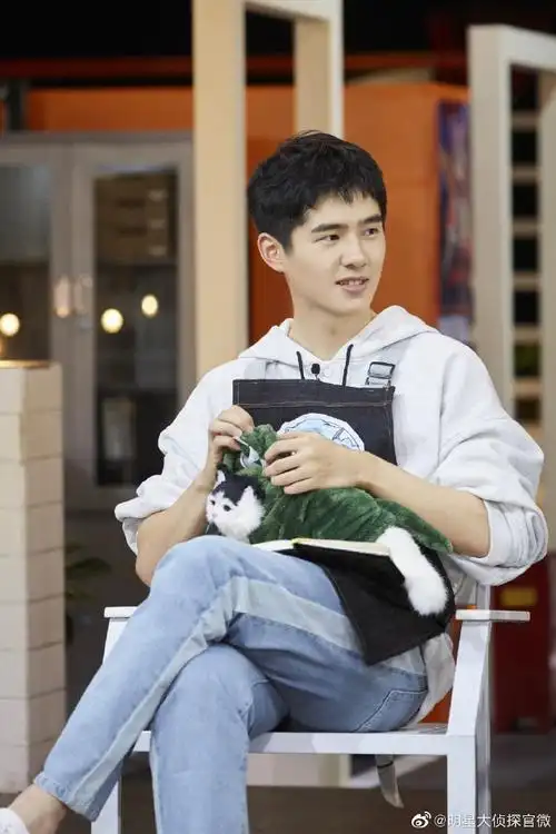 组图:刘昊然灰色卫衣搭牛仔裤干净清爽 浅笑露虎牙少年感满满