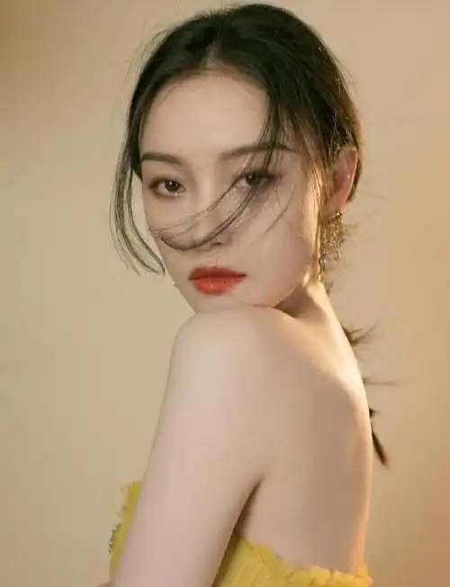 倪妮一袭黄色长裙,惊艳了时光,美到不可方物