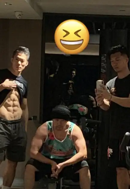 为新歌封面做准备周杰伦晒健身照粉丝调侃有生之年