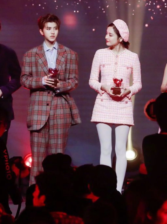 古力娜扎身高172cm,与187cm的蔡徐坤同台,两人竟然是一样高?