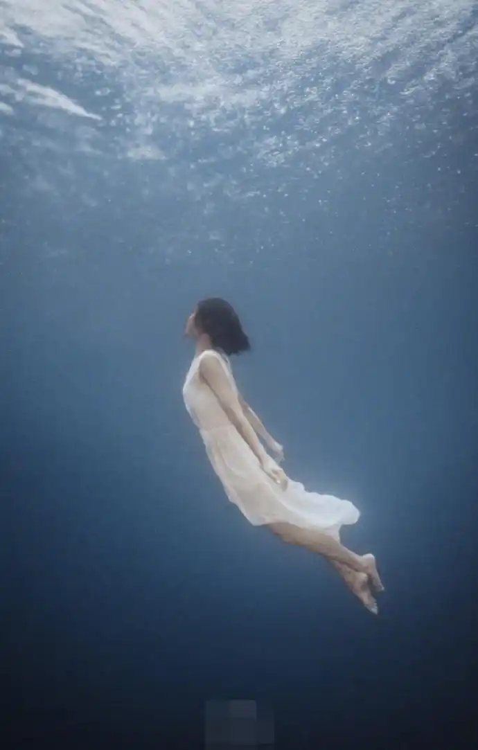 陈赫前妻不理流言 穿比基尼水中秀曼妙身材