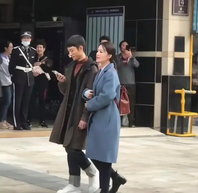 张一山李沁恋情曝光,媒体拍到两人牵手逛街,眼神是不能骗人的