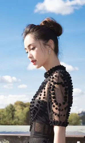 杨颖美照,一身打扮也很时尚又减龄,女神范十足,侧颜超美