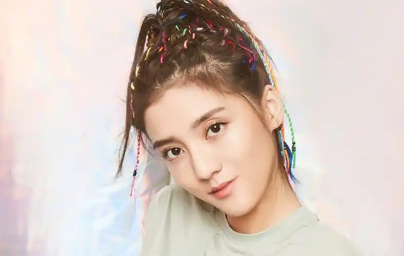 吴千语换新头像,不复往日甜美形象,"情场失意"导致风格大变?