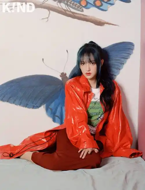 原创甜酷女孩程潇小香风背心搭配蓝色卷发少女感满满