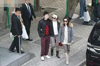 汪圆圆与老公姐姐一起逛街(图片来源:网络)