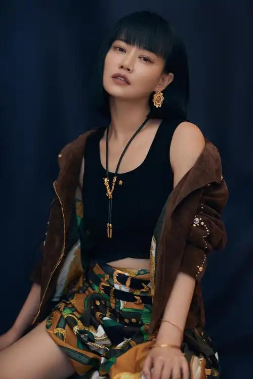 谭卓墨绿短发酷美写真图片68