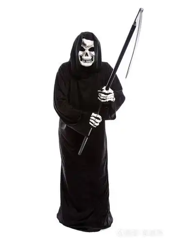 这位亡灵的鬼魂穿着一件黑色长袍来代表十月的万圣节假期.