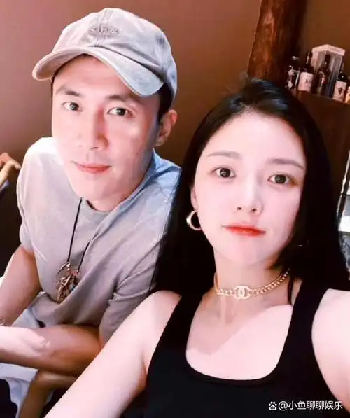 杜淳老婆王灿晒美照,一身绿色打扮又嫩又漂亮,网友吐槽太想火了