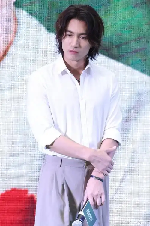 男神言承旭20年不老近日参加活动零修图近照曝光