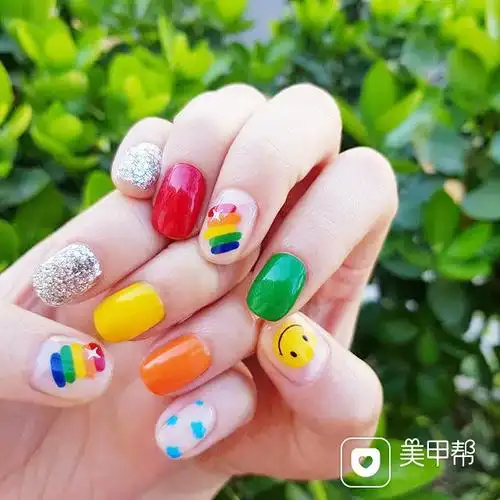 方圆形红色黄色橙色绿色手绘彩虹跳色夏天想学习这么好看的美甲吗?