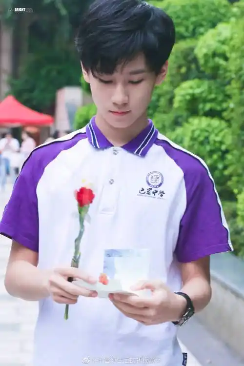 张真源超话#明星青春校园造型look#一起来看看帅气学长张真源的校服照