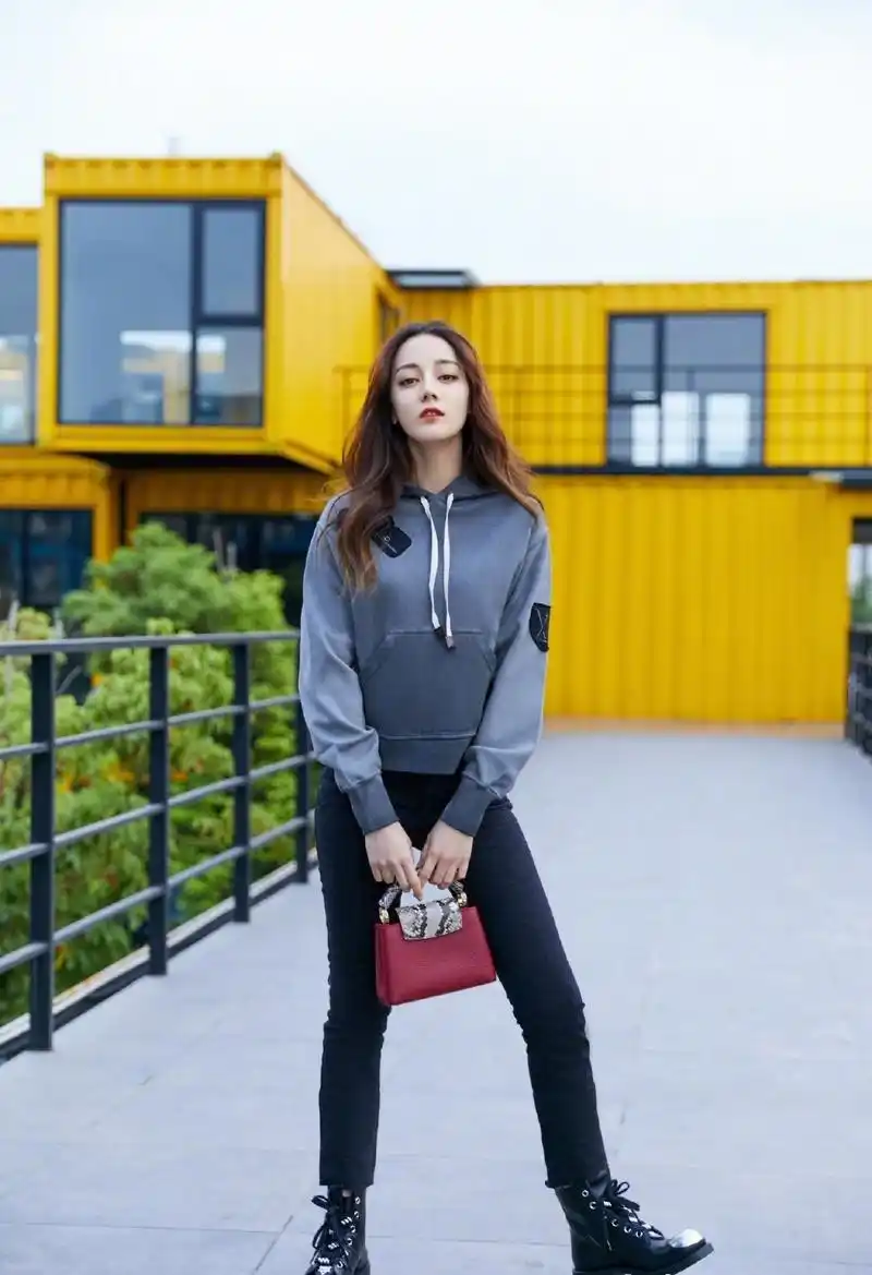 迪丽热巴最新街拍照,金属发色,搭配短靴,这个造型吸引到你了吗?