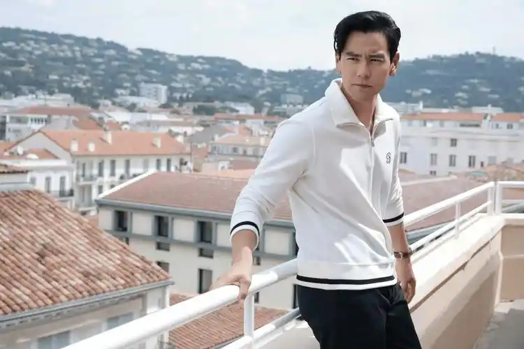 彭于晏身穿白色polo衫和黑色西裤拍摄写真.