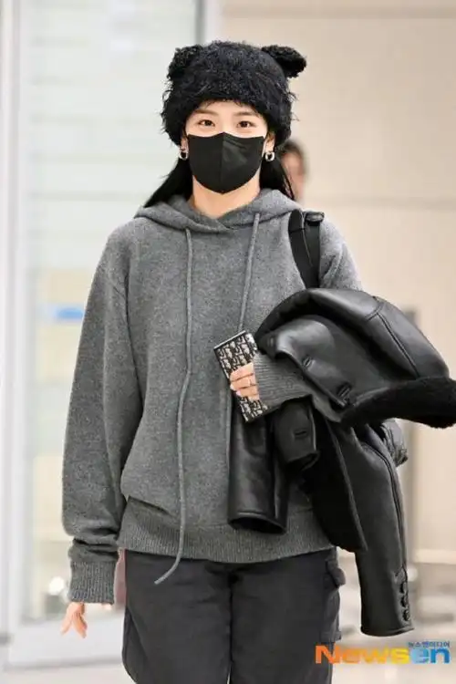 kimjisoo超话#金智秀幸福指数103%#240209 icn机场入境 新闻图 4p智秀