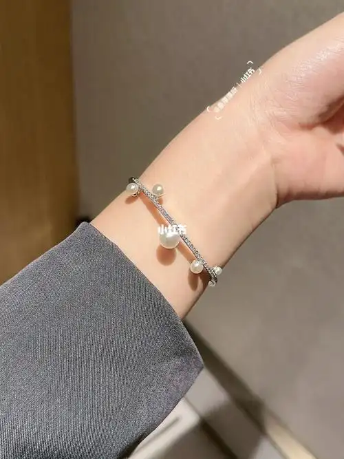 我的卡地亚四钻手镯在它旁边都黯淡无光了最最重要的是他可调节.